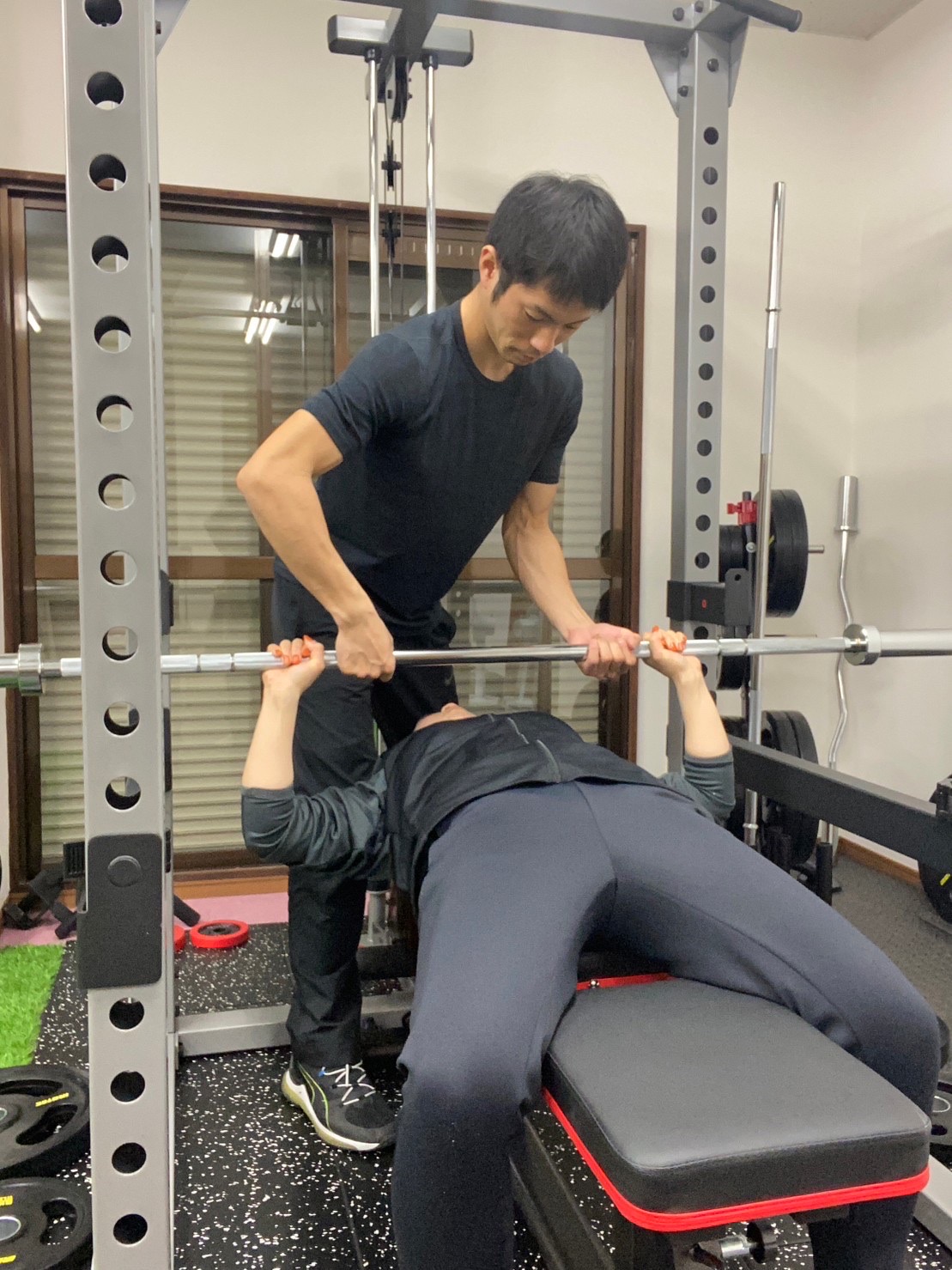 代表トレーナーが筋トレの指導を行っている写真